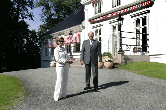 KONGSGÅRDEN: Sonja og Harald utenfor Bygdøy Kongsgård i 2007. Foto: NTB Scanpix KONGSGÅRDEN: Sonja og Harald utenfor Bygdøy Kongsgård i 2007. Foto: NTB Scanpix